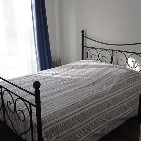 Maison Avec Jardinet Dans Un Cadre Verdoyant